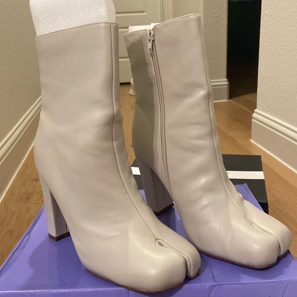 Cream boots - Picture 1 of 3